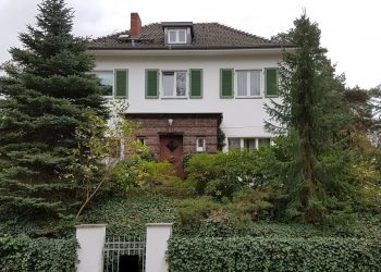 Schönstes Nikolassee! Charmante Landhaus Villa der 30-er Jahre mit 9 Zimmern, 14129 Berlin-Nikolassee, Zweifamilienhaus