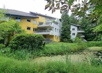 Exklusives Dahlem! Ruhige Dachgeschoss-Maisonette-Wohnung mit zwei Terrassen und Sauna, 14195 Berlin, Maisonettewohnung